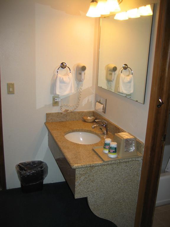 Americas Best Value Inn Бернс Экстерьер фото